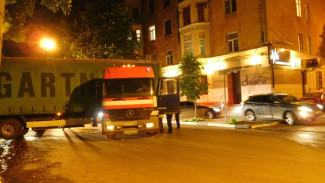 В Воронеже сломанная фура полностью перегородила улицу Фридриха Энгельса