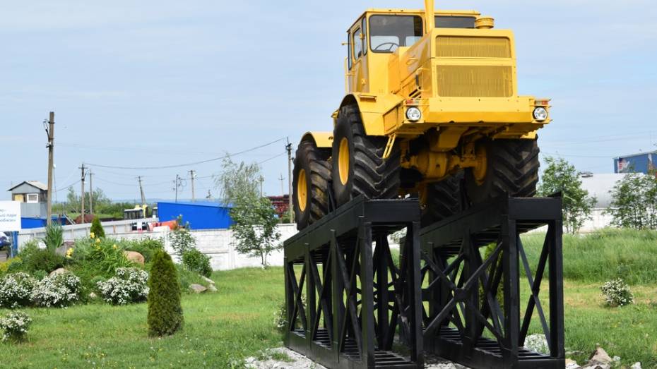 Памятник-трактор появился в репьевском селе Истобное