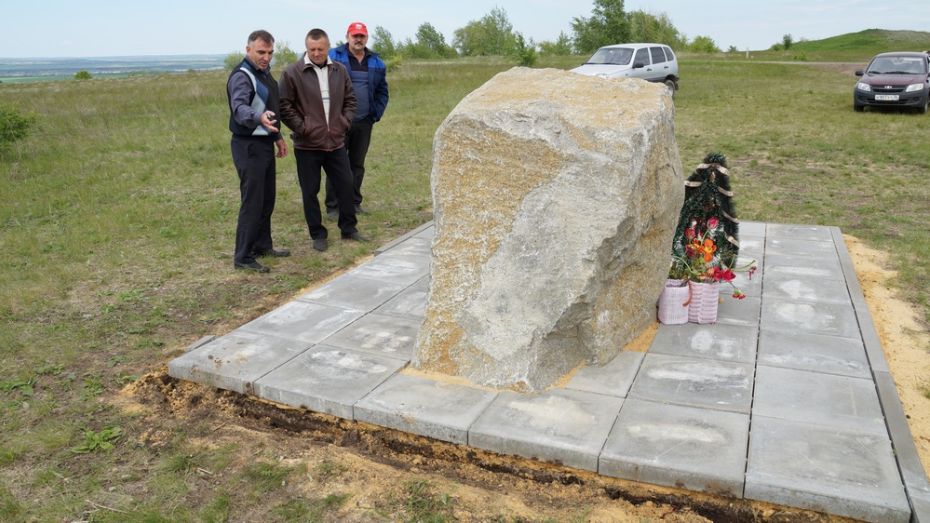 В Богучарском районе неизвестные украли бордюр возле нового памятника погибшим летчикам