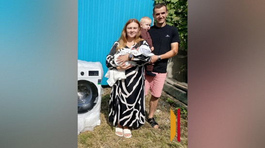 В Таловском районе трем нуждающимся семьям вручили бытовую технику и электронику