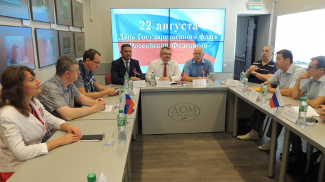 Воронежские общественники посвятили круглый стол триколору