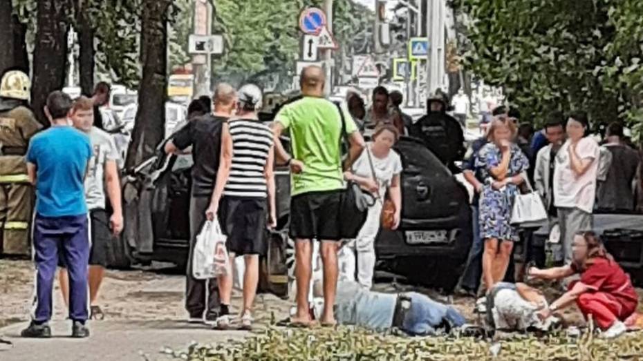 В Воронеже водитель вылетел на тротуар и сбил 3 пешеходов