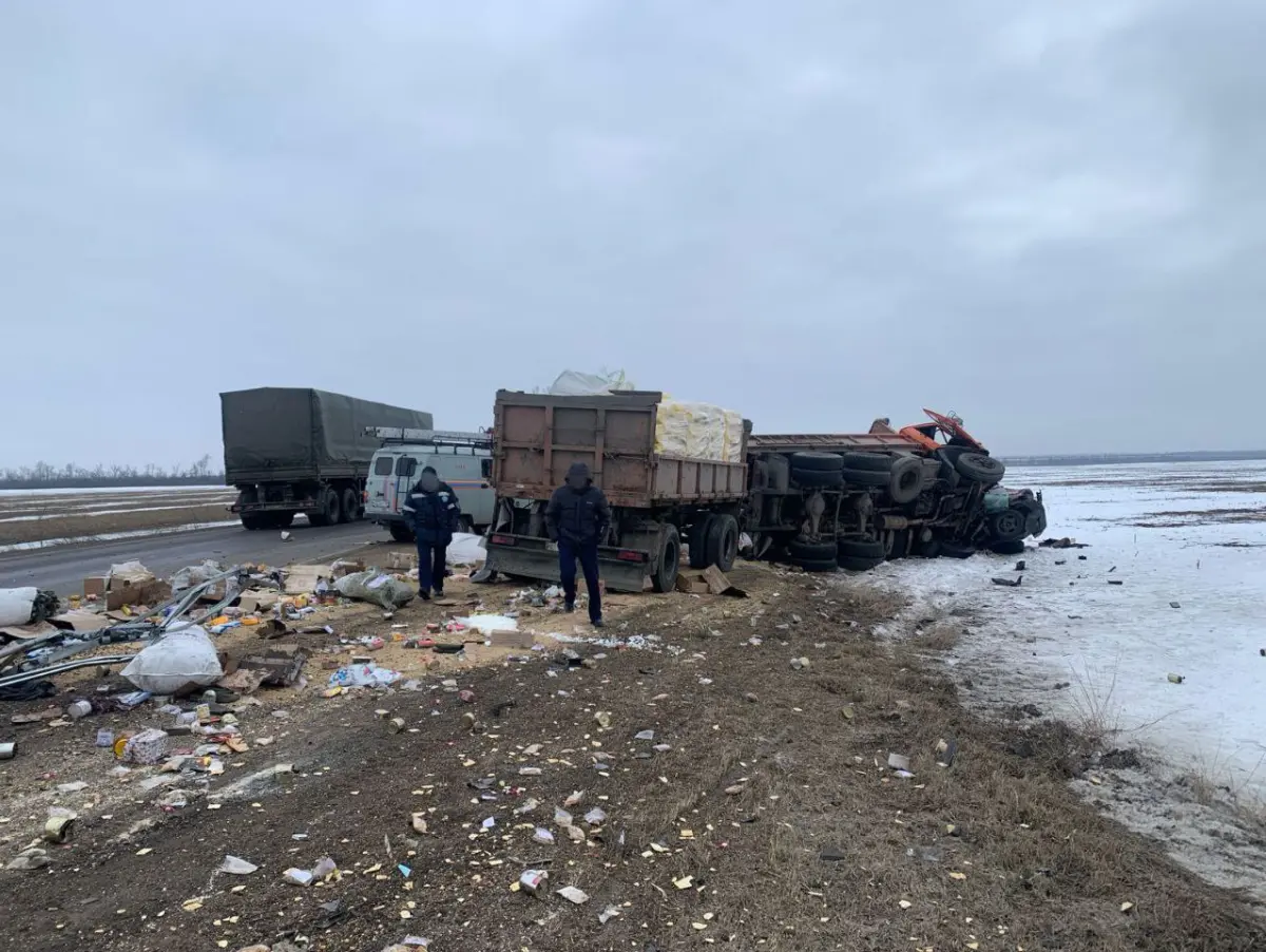 «Волонтеры ехали»: видео с места смертельного ДТП с КамАЗом в Воронежской  области