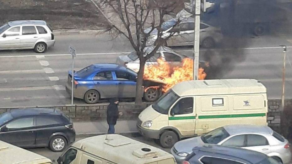 На Московском проспекте в Воронеже сгорела легковушка