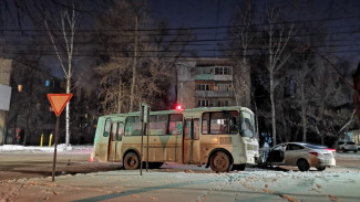Столкновение автобуса с иномаркой в Воронеже показали от первого лица