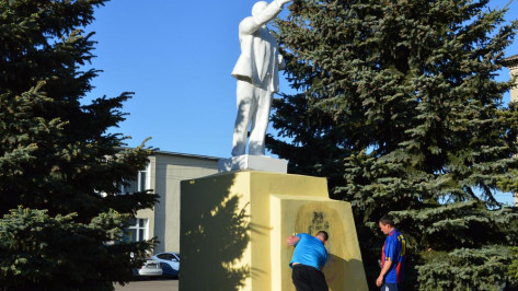 Вандалы осквернили памятник Ленину в рамонском поселке непристойной картинкой