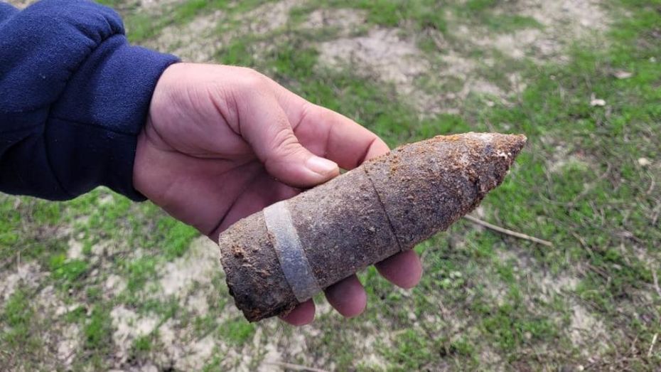 Острогожский фотограф нашел болванку от снаряда времен ВОВ