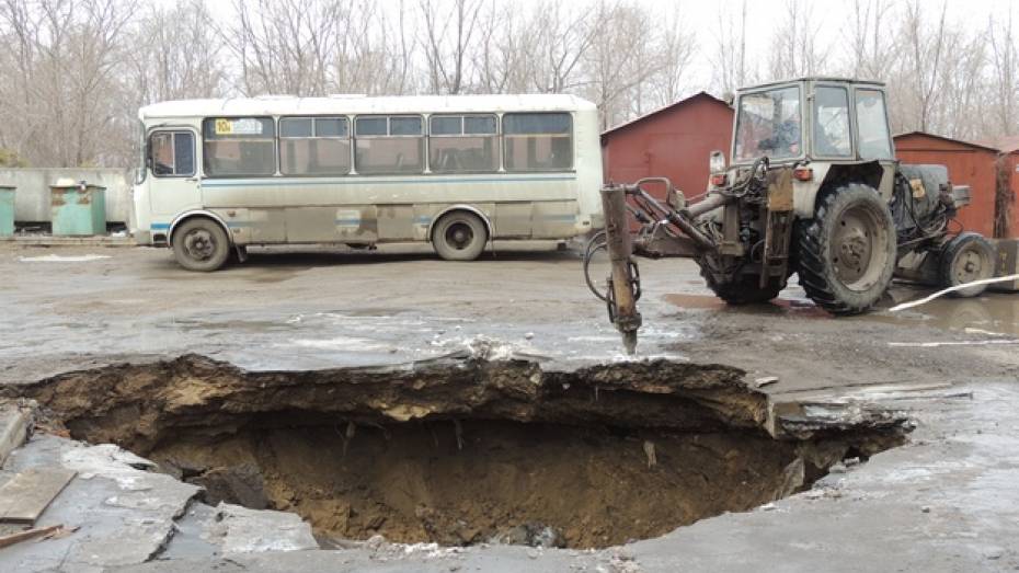 В Воронеже автобус провалился под землю 