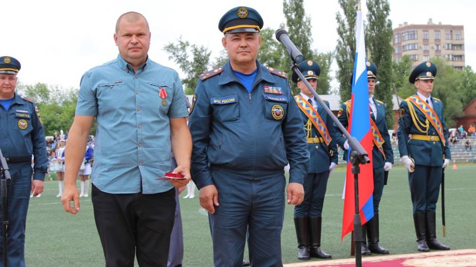 Бобровского пожарного наградили за спасение односельчанина