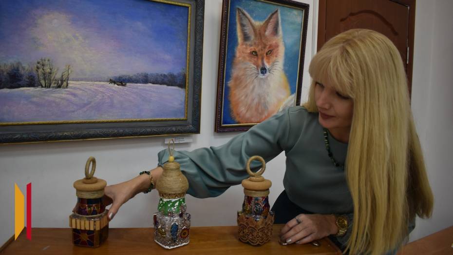 В Лисках открылась новогодняя выставка местных художников