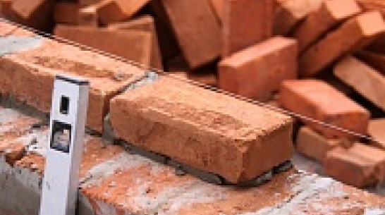 В центре Воронежа строительная компания без разрешения огородила участок 