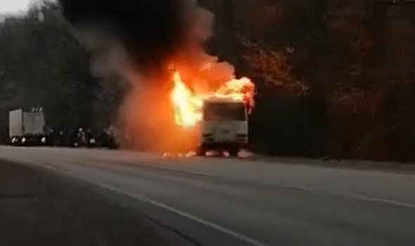 Пригородный автобус сгорел на трассе в Воронежской области