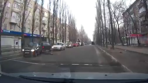 В Воронеже врезавшаяся во встречный поток «Лада» попала на видео