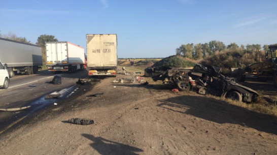 В Воронежской области трое взрослых и 5-летняя девочка погибли в ДТП с грузовиком