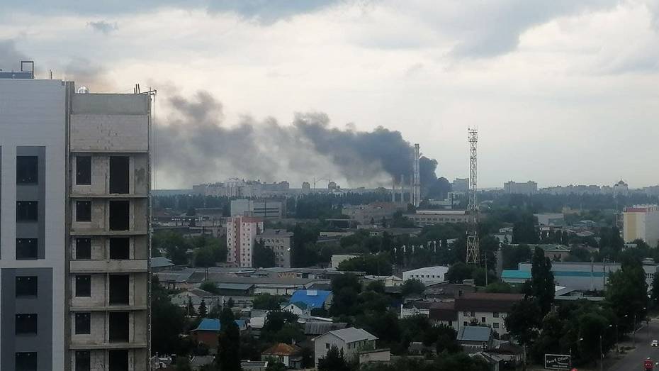 Заброшенный склад загорелся в Юго-Западном районе Воронежа