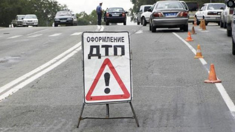 На трассе в Лискинском районе столкнулись четыре автомобиля, два человека погибли
