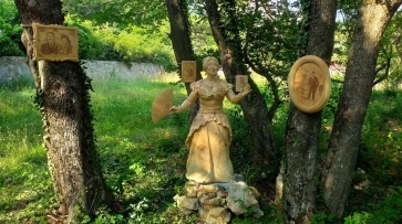 Слышится звук бензопилы. Воронежский резчик создал деревянный «Вишневый сад» под Ялтой