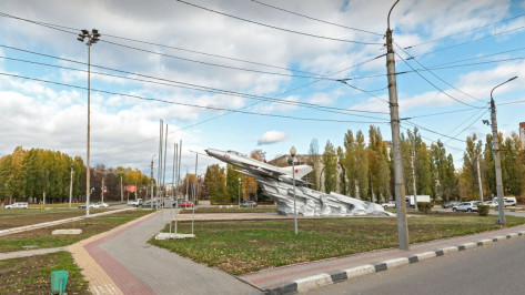 В Воронеже подростки залезли на самолет-памятник МиГ-21