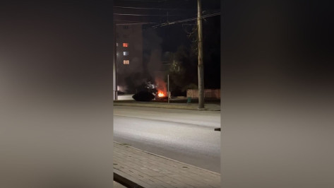 Автомобиль ИЖ загорелся на проезжей части в Советском районе Воронежа