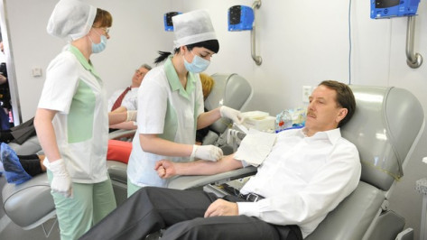 Губернатор Алексей Гордеев сдал кровь для больных детей