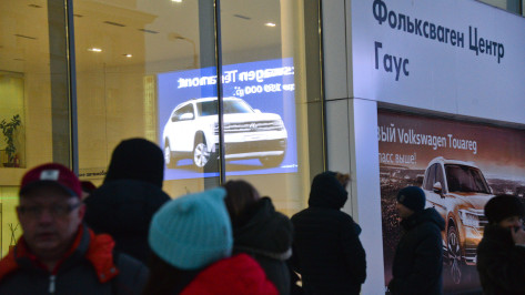 Сотрудникам воронежского автосалона задолжали по зарплате почти 1 млн рублей