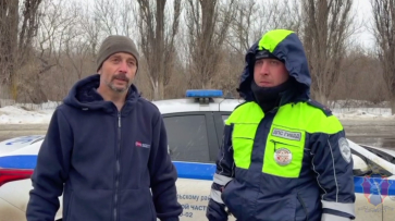 Воронежские полицейские помогли ставропольскому водителю, у которого захлопнулась дверь машины