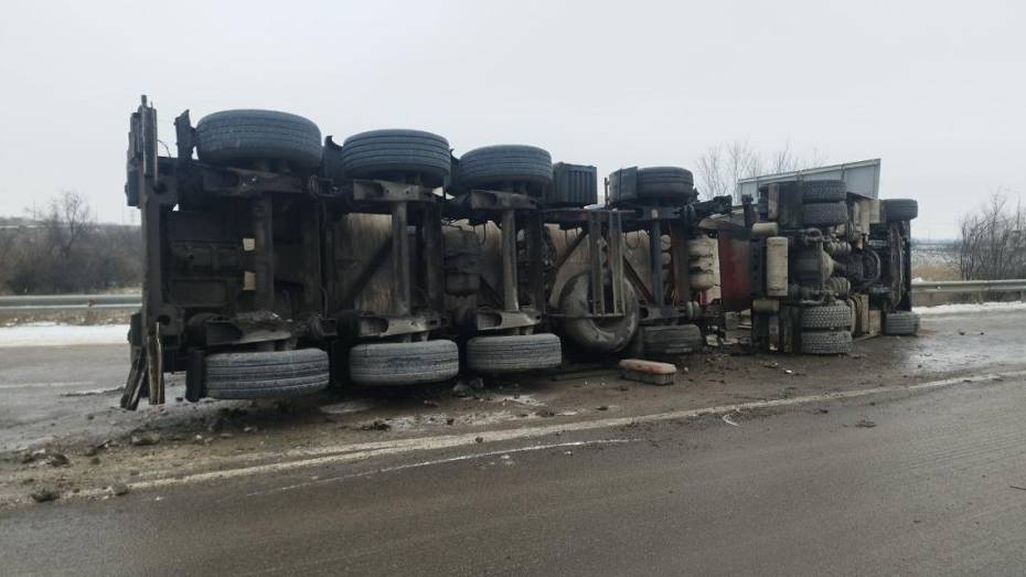 На трассе в Воронежской области перевернулась фура: пострадал житель Краснодарского края
