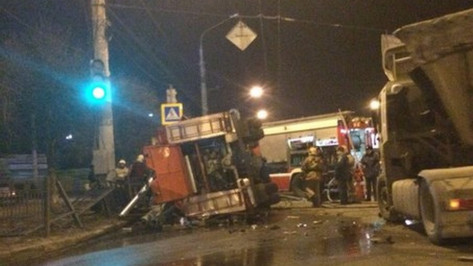 В Воронеже от столкновения с грузовиком перевернулся пожарный автомобиль