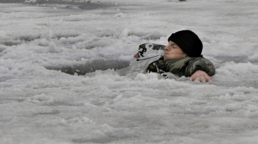 Спасатели рассказали воронежцам, что провалиться можно и под 30-сантиметровый лед