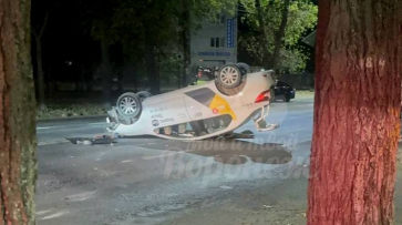 Такси перевернулось в Воронеже на улице Грамши