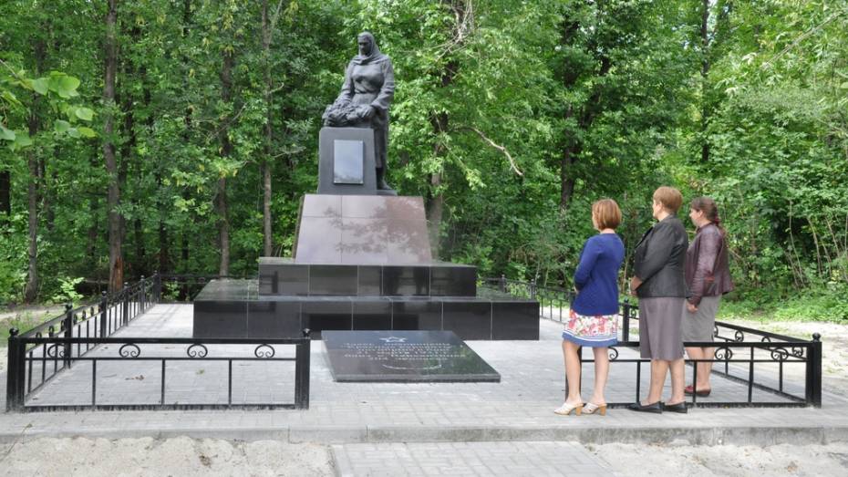 В селе Щучье отремонтировали мемориал «Скорбящая мать»