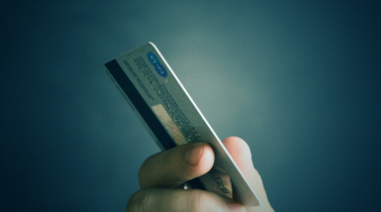 В Воронеже подросток украл деньги с найденной банковской карты