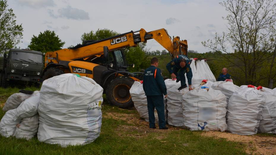 Из Воробьевского района участникам СВО передали 2 КамАЗа дров и почти полтонны картофеля