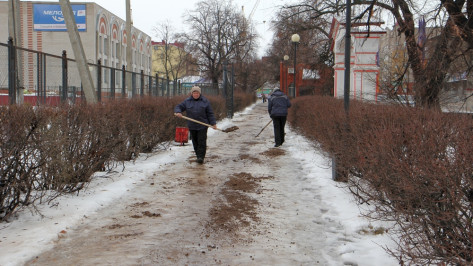 В Боброве на дороги высыпали более 100 т пескосмеси