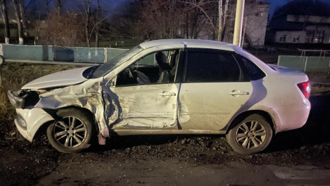 В Воронежской области грузовик ЗИЛ выехал на встречку и врезался в «Ладу Гранту»