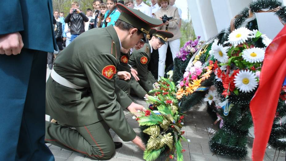 В Семилуках прошла посвященная юбилею Победы районная акция «Равнение на героев»