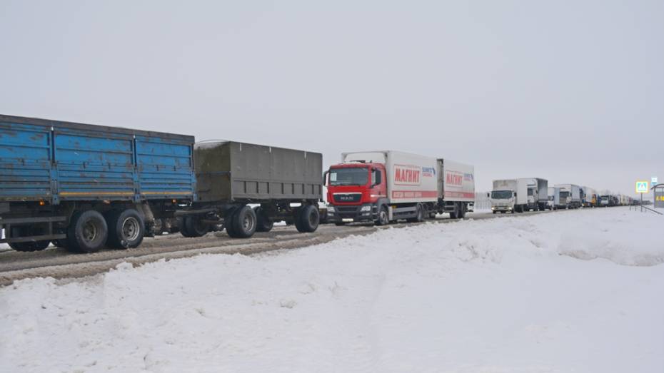 В нижнедевицком селе из-за снежных заносов образовалась часовая пробка