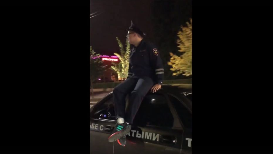 Прокатившегося на крыше машины по центру Воронежа блогера привлекли к ответственности