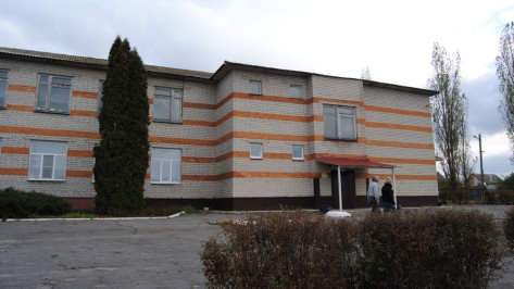 Под Воронежем сельская учительница купила пластиковые окна в класс