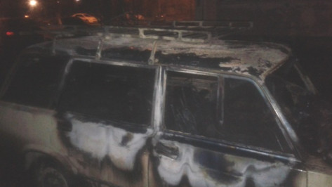 На улице 9 Января в Воронеже неизвестные сожгли «ВАЗ»