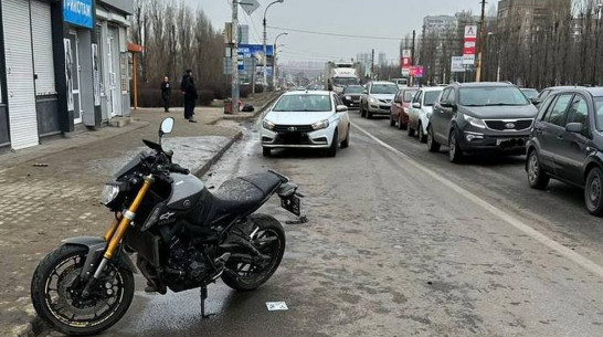 «Лада Веста» сбила 25-летнего мотоциклиста возле Остужевского кольца в Воронеже