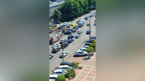 Массовая авария сковала в пробке Московский проспект в Воронеже