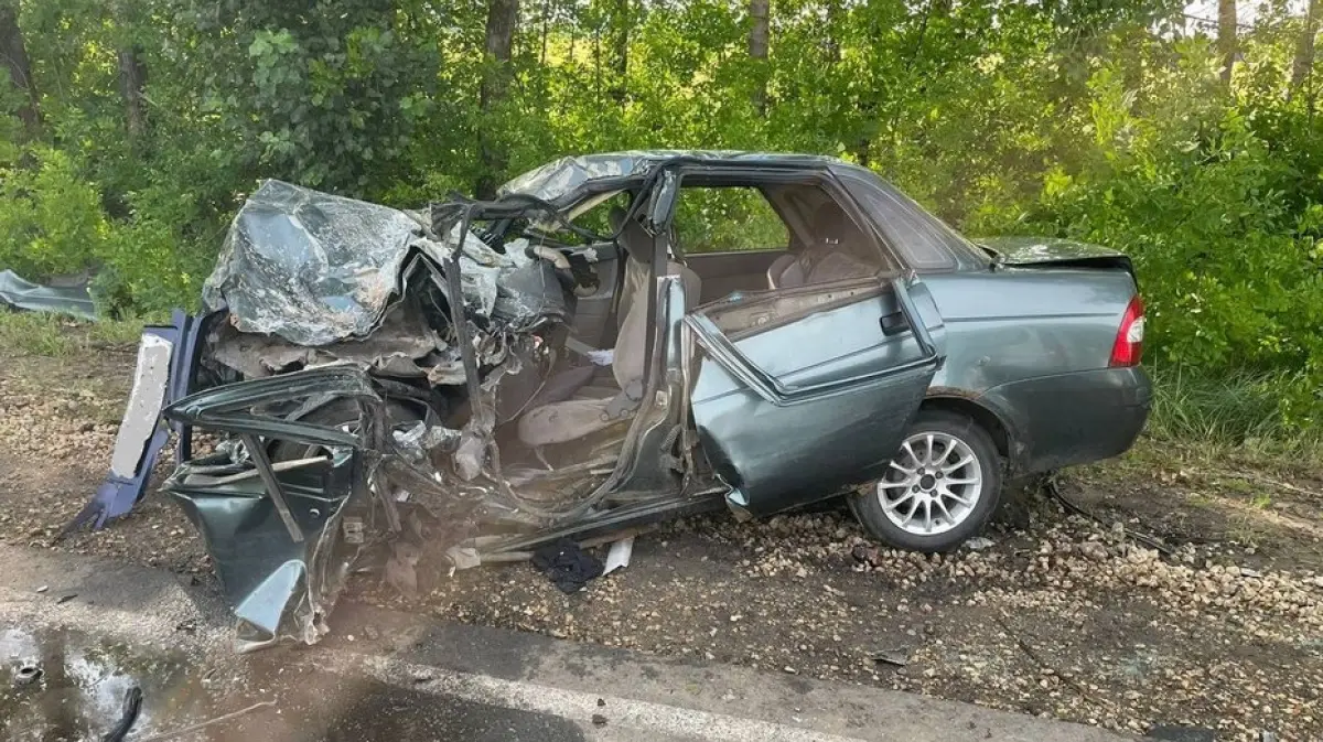 В Воронежской области Lada Priora врезалась в грузовик MAN: погибли 2  человека