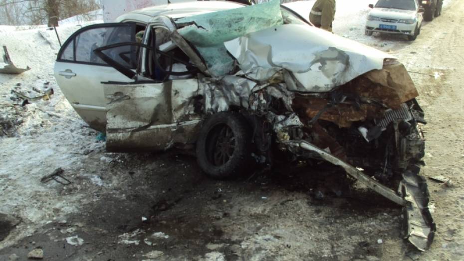 Два водителя погибли при лобовом столкновении авто под Воронежем