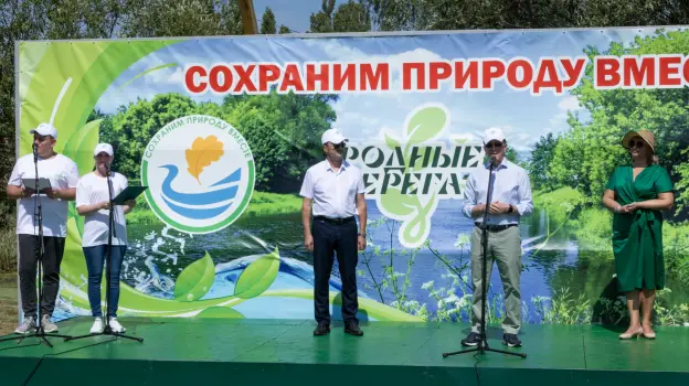 Более 500 воронежских волонтеров убрали берега реки Осередь в рамках экологической акции «Родные берега»