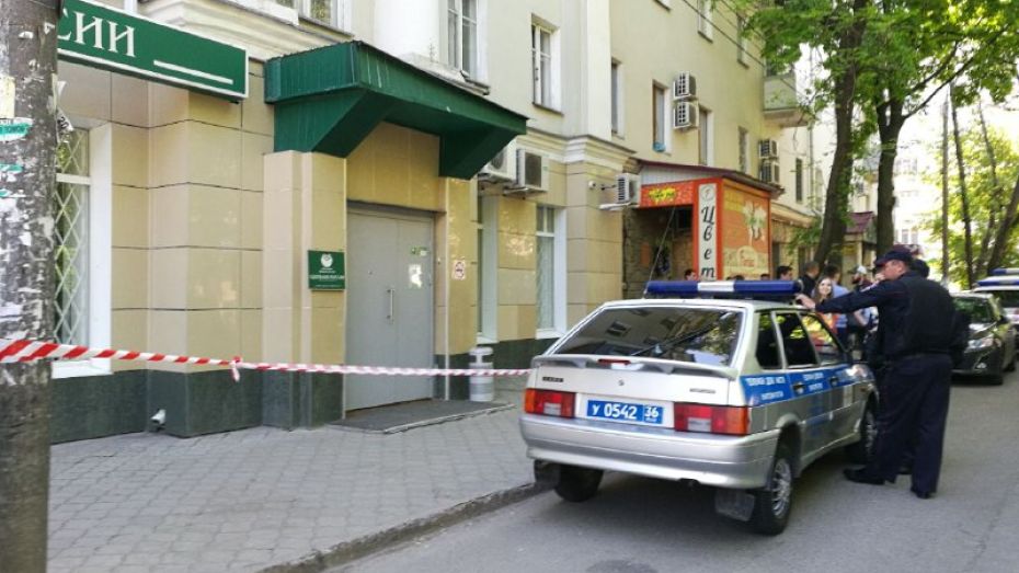 В отделении банка в центре Воронежа мужчина покончил с собой