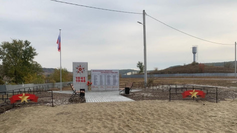 В верхнемамонском хуторе Донской отремонтировали памятник воинам-односельчанам