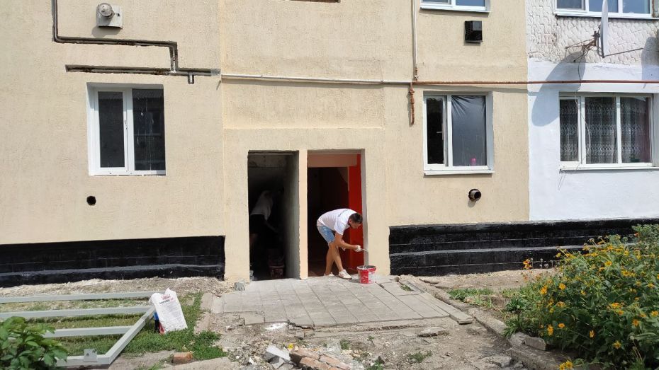 Разбитые окна и кровли. Воронежские строители восстанавливают поврежденные украинским снарядом дома в ЛНР