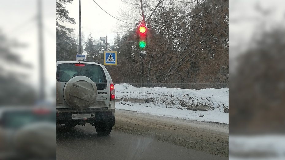 Очевидцы: в Воронеже светофор 3 дня выдает зеленый и красный свет сразу