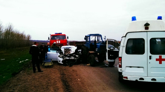 Под Воронежем 1 человек погиб и 4 пострадали в ДТП с трактором